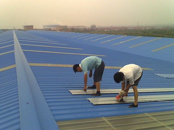 鋼結(jié)構(gòu)工程之鐵瓦搭建更換